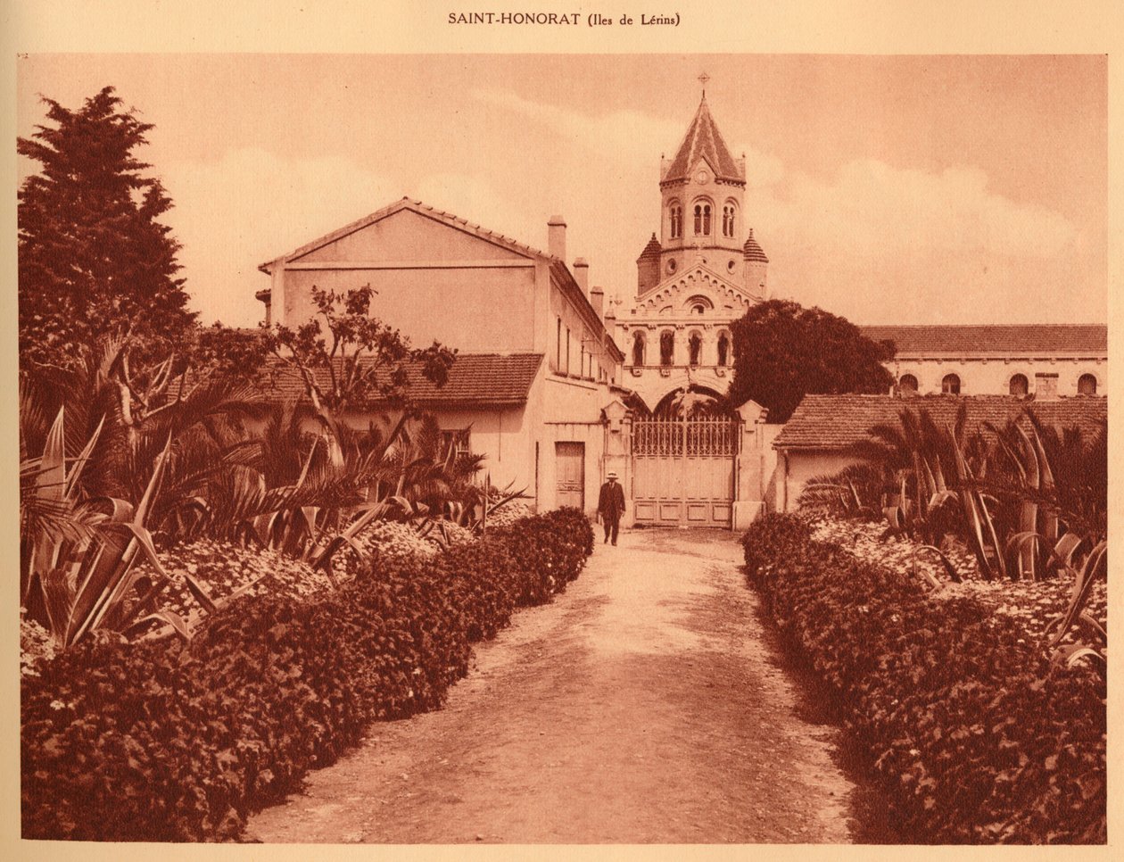 Eingang des Klosters, Saint-Honorat, 1930 von Unbekannt