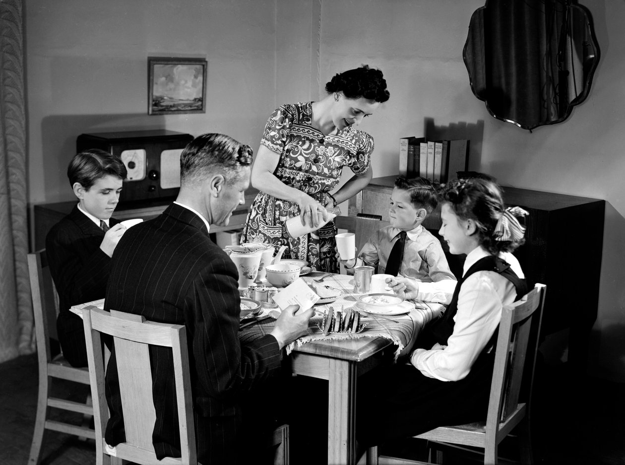 Familie beim Frühstück, um 1948 von Unbekannt