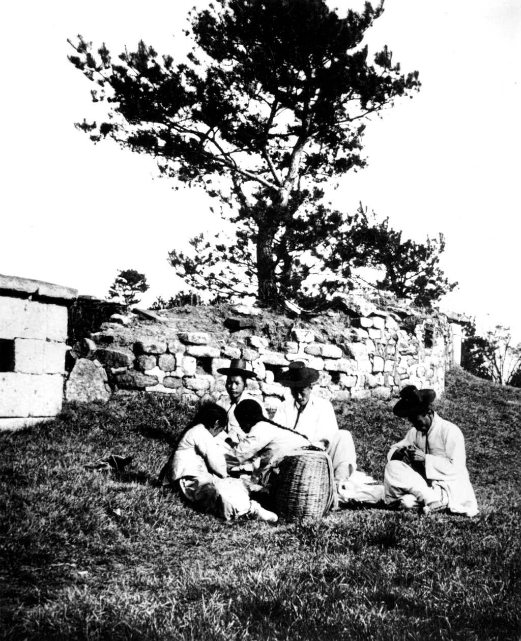 Familie genießt ein Picknick, Korea, 1900 von Unbekannt