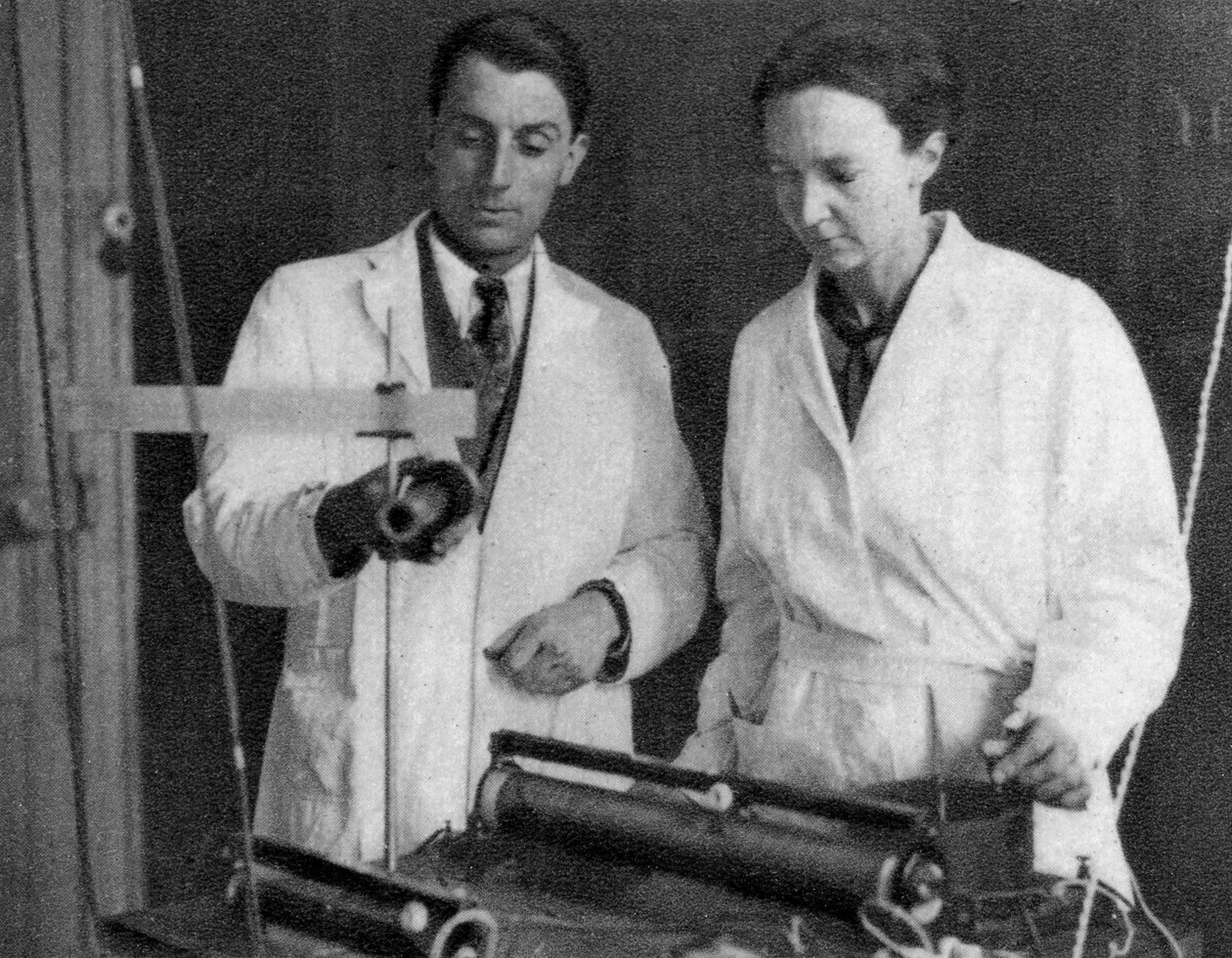 Frédéric Joliot und Irène Joliot-Curie, französische Wissenschaftler, 1935 von Unbekannt