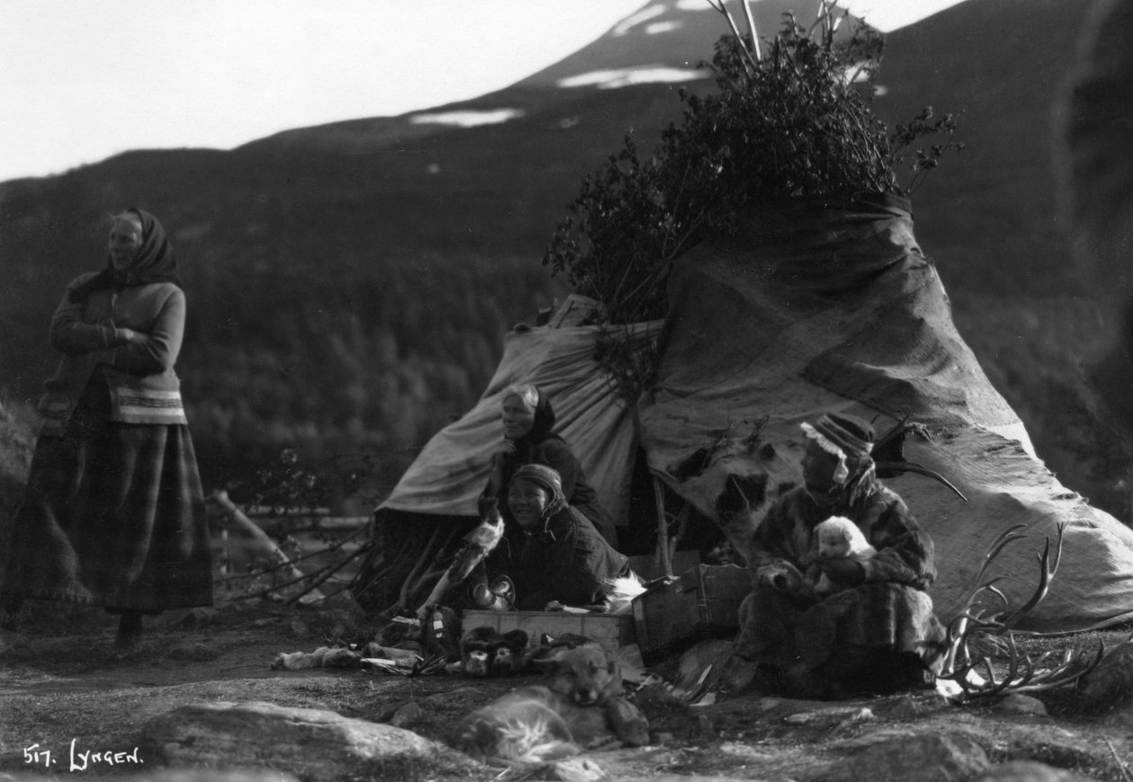 Einheimische Frauen, Lyngen, Nordnorwegen, 1920er-1930er Jahre von Unbekannt