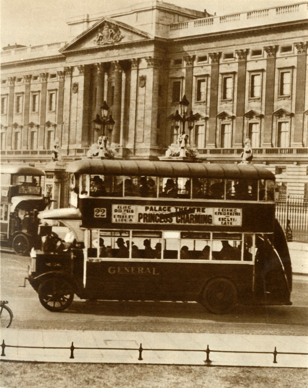 Londons neuer Allwetterbus, 1927, 1935 von Unbekannt