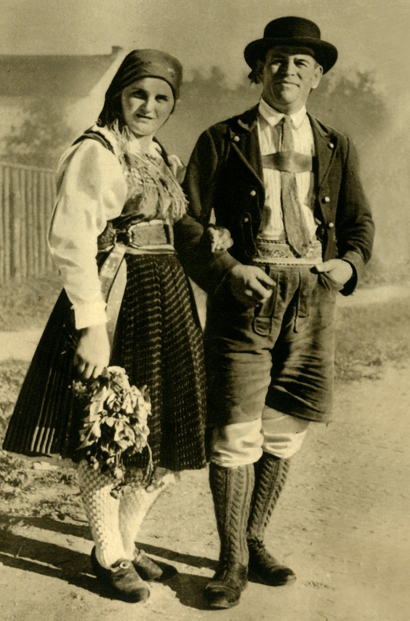 Frischvermählte in traditioneller Tracht, Kärnten, Österreich, ca. 1935 von Unbekannt