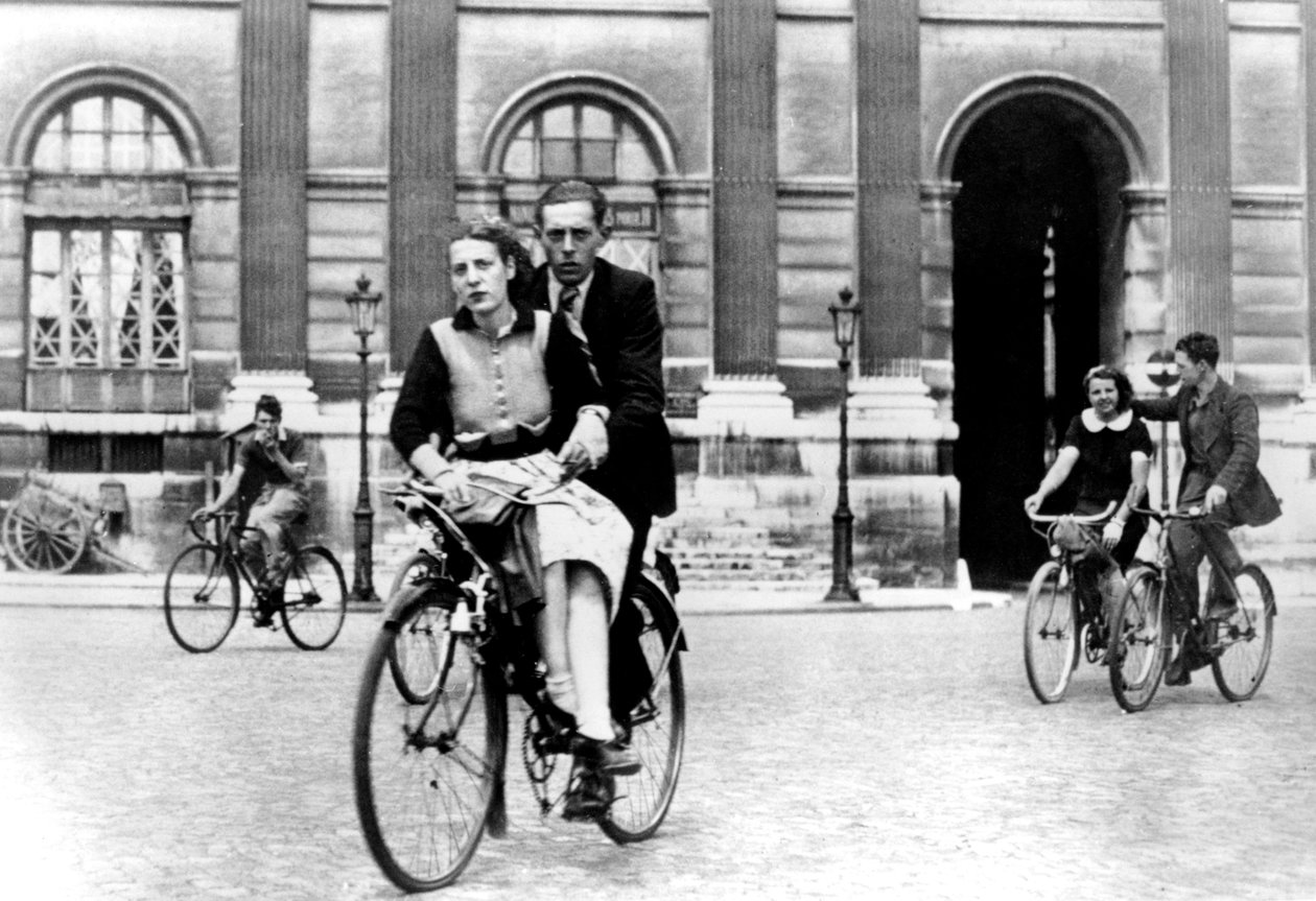 Pariser reisen mit dem Fahrrad, deutsch besetztes Paris, Juli 1940 von Unbekannt