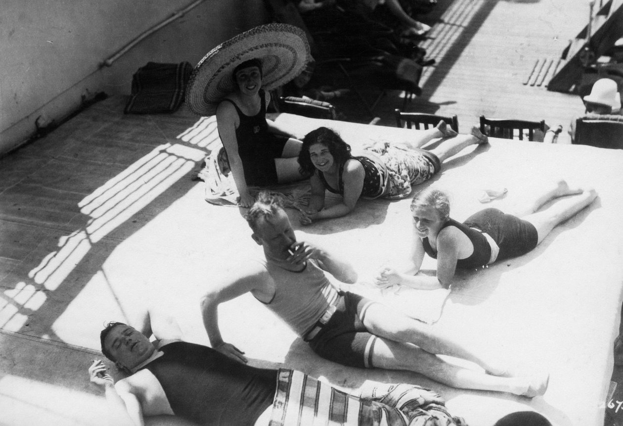 Passagiere sonnen sich an Bord eines Kreuzfahrtschiffs, um 1920er-1930er Jahre von Unbekannt