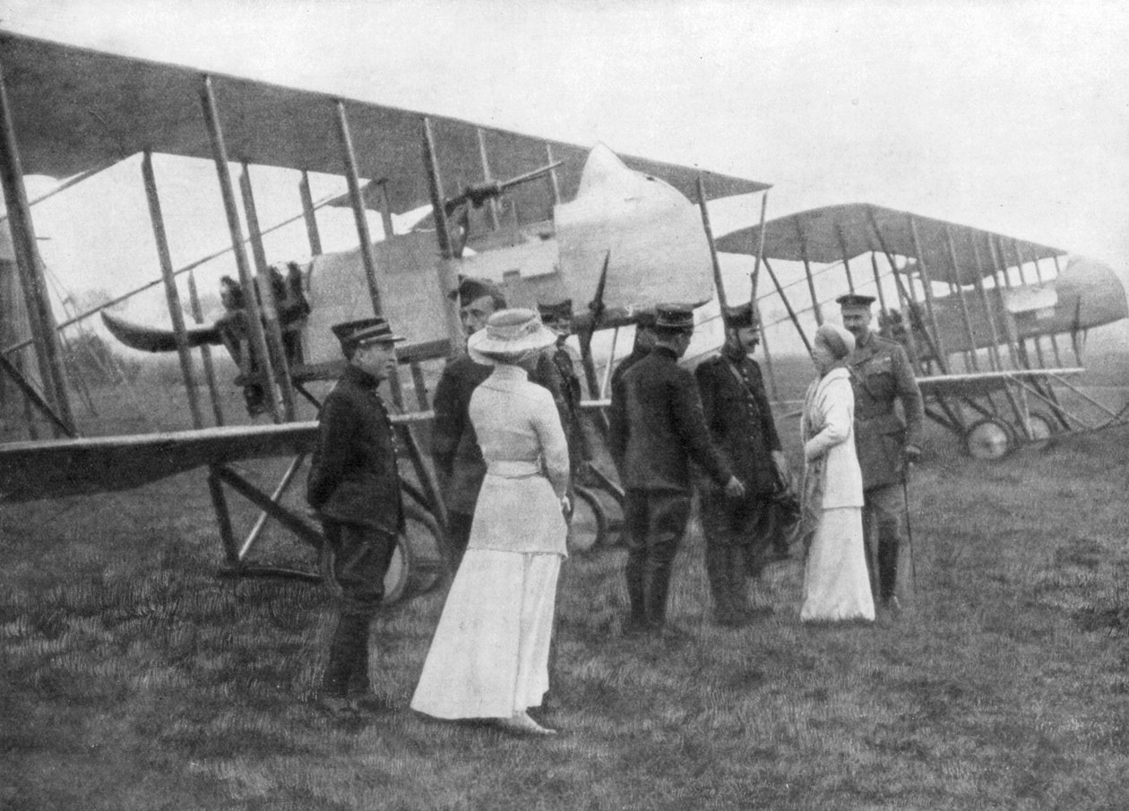 Königin Elisabeth von Belgien besucht alliierte Piloten, um 1915 von Unbekannt
