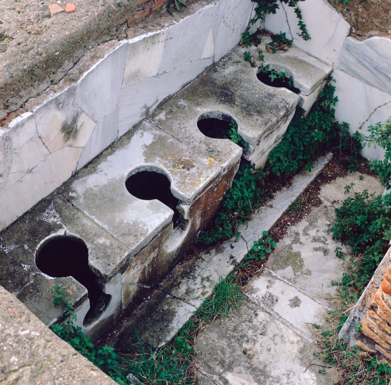 Römische Toilette, Ostia, Italien von Unbekannt