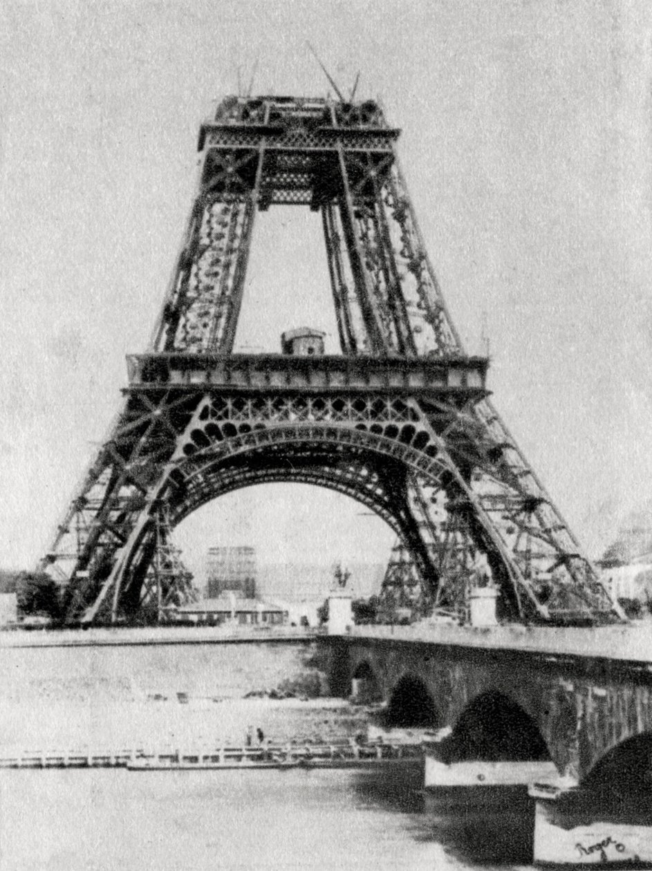 Der Eiffelturm im Bau, Paris, um 1888 von Unbekannt