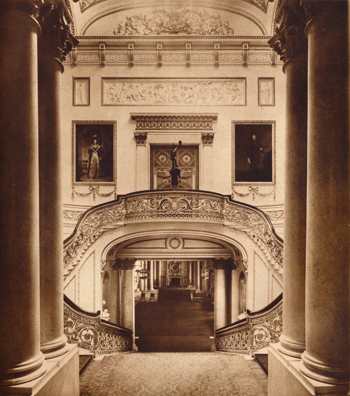 Die große Treppe im Buckingham Palace, 1935 von Unbekannt