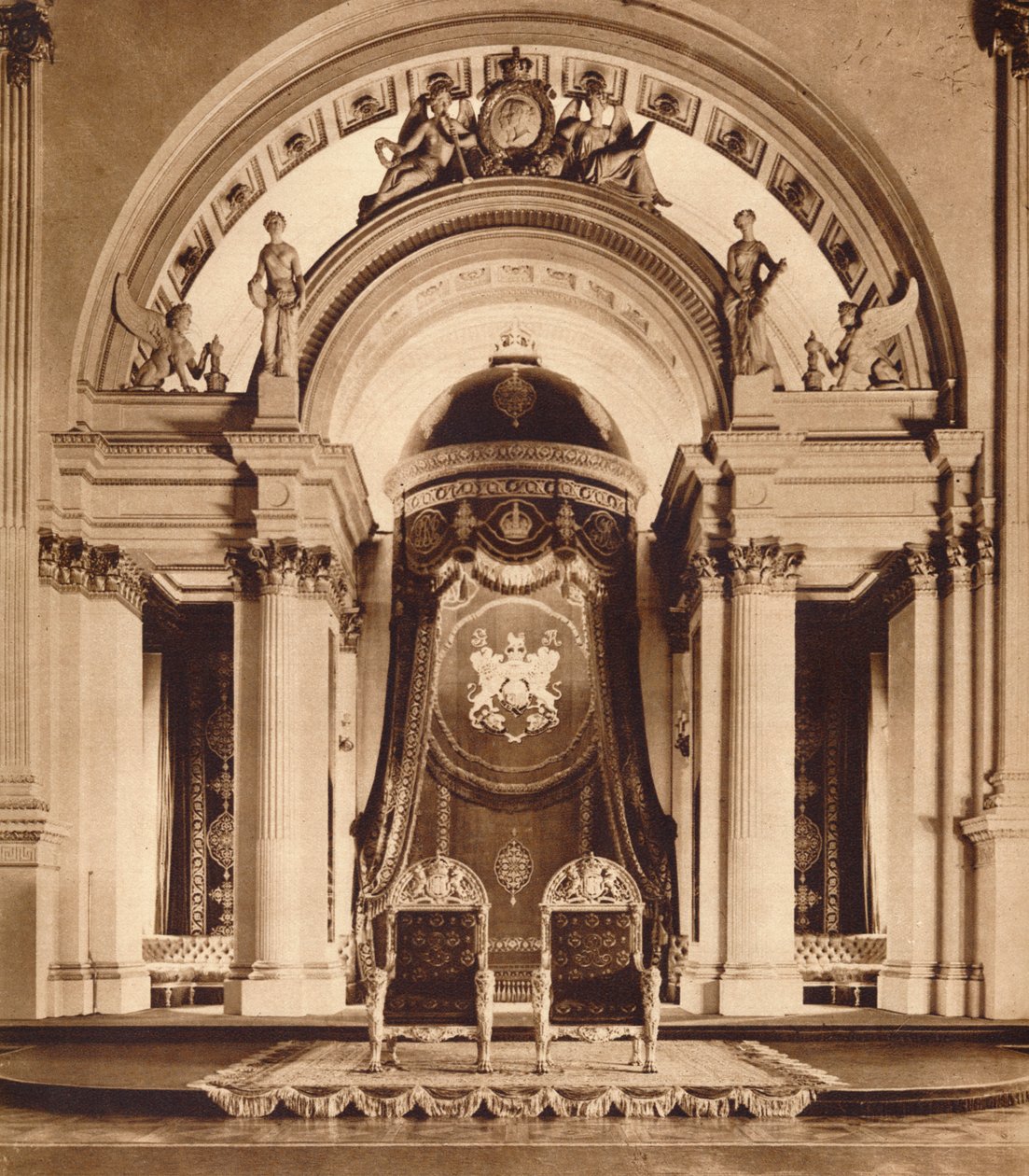 Throne im Ballsaal des Buckingham Palace, 1935 von Unbekannt