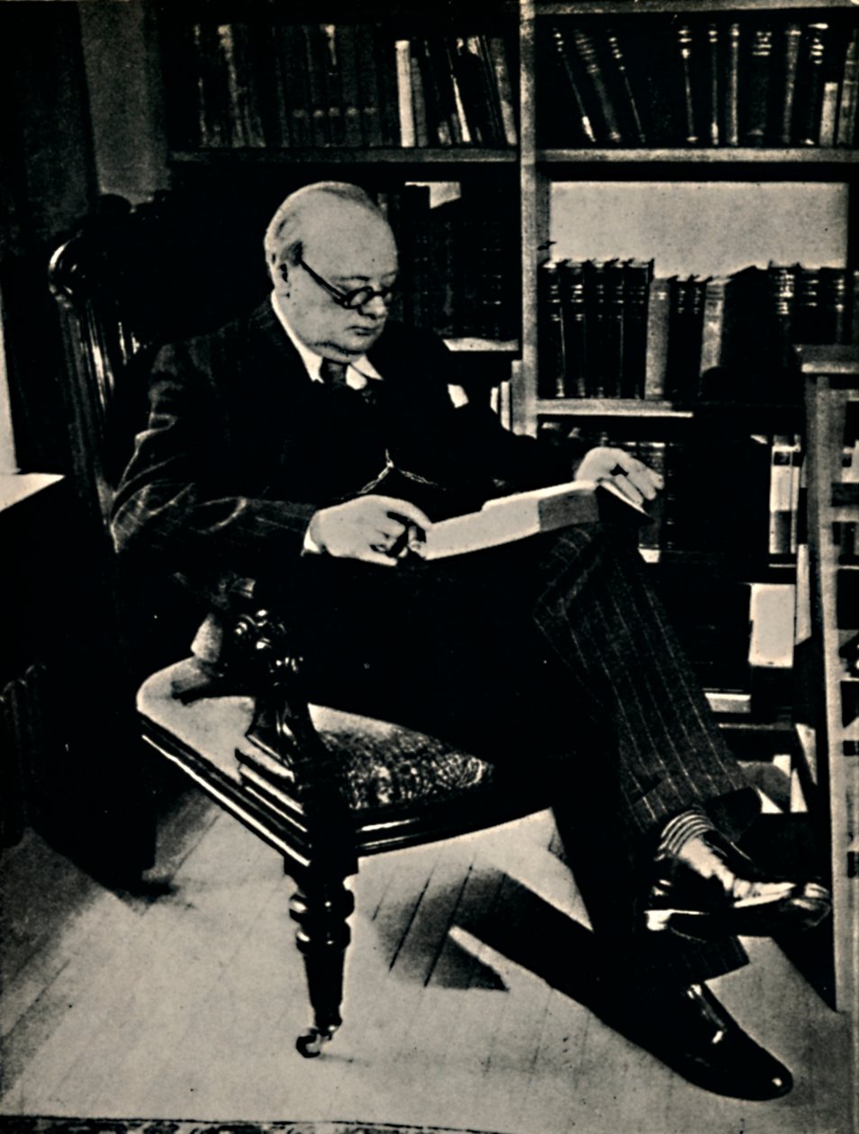 Winston Spencer Churchill in seiner Bibliothek von Unbekannt