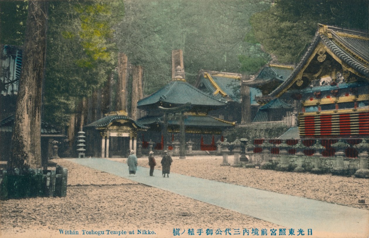 Im Toshogu-Tempel in Nikko, um 1900 von Unbekannt