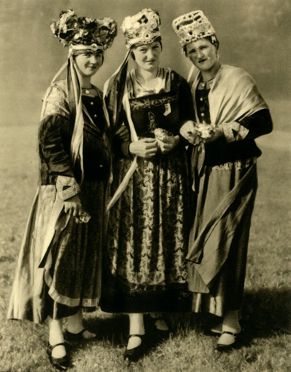 Junge Frauen in traditioneller Tracht, Steiermark, Österreich, um 1935 von Unbekannt