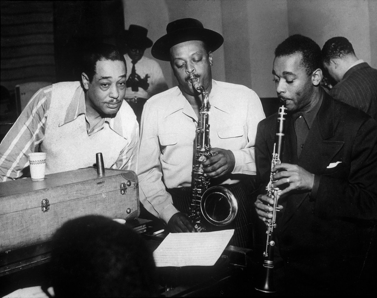 Duke Ellington mit Ben Webster und Jimmy Hamilton in der Carnegie Hall, 1948 von Unbekannt Unbekannt