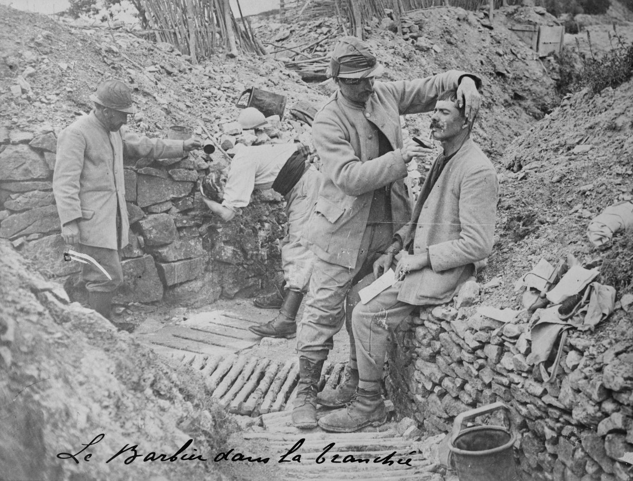 Französischer Schützengrabenfriseur, 1915-18 von Unbekannt Unbekannt