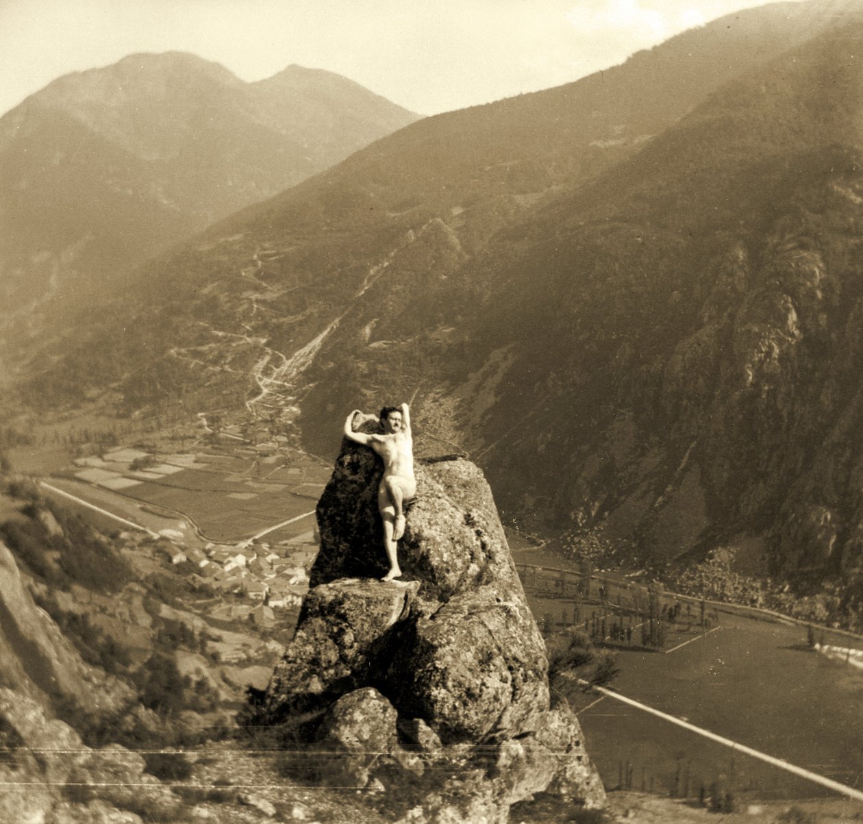 Männlicher Akt, der auf einem Felsen in einem bergigen Tal posiert, um 1910 von Unbekannt Unbekannt