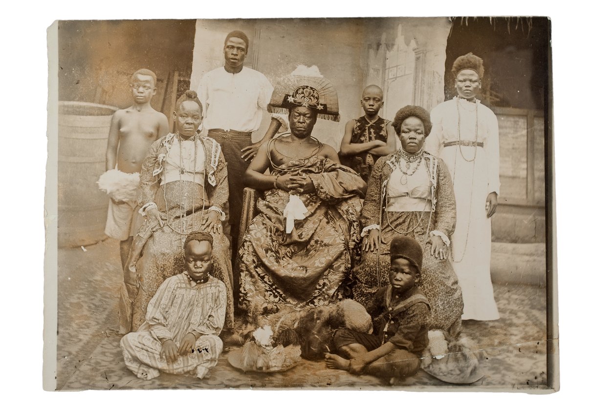 Overami, Ex-König von Benin, und seine Suite, Nigeria, ca. 1900 von Unbekannt Unbekannt