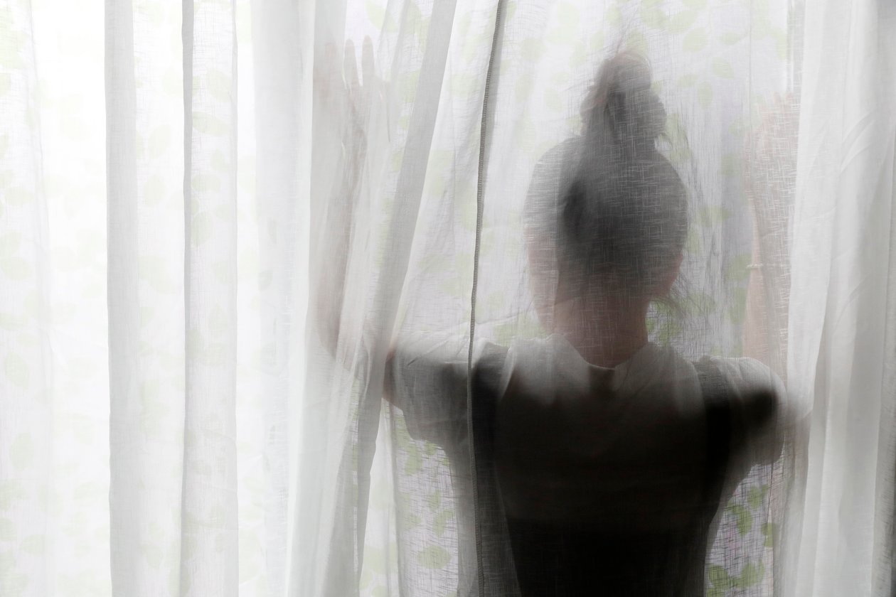 Silhouette einer Frau hinter einem halbtransparenten Vorhang, Ho-Chi-Minh-Stadt, Vietnam von Unbekannt Unbekannt