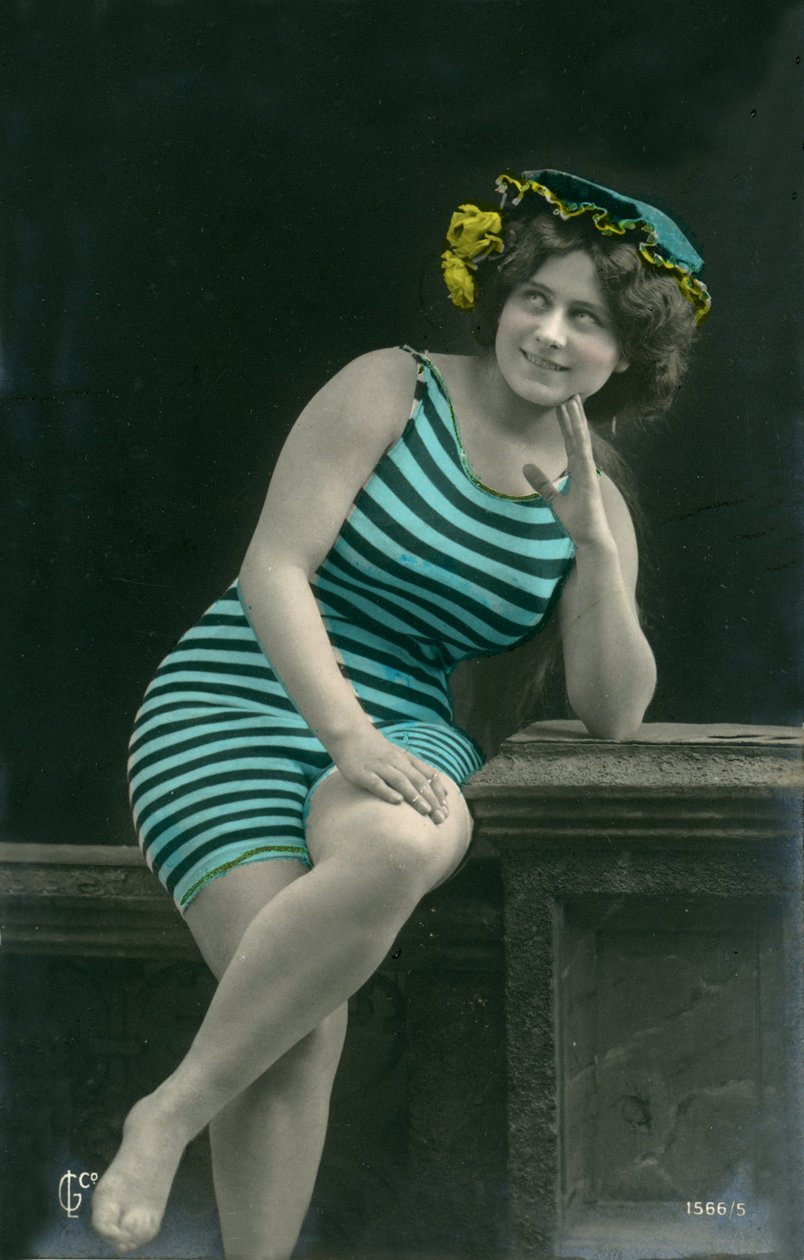 Frau in Badeanzügen, ca. frühe 1900er (Postkarte) von Alec Hunter
