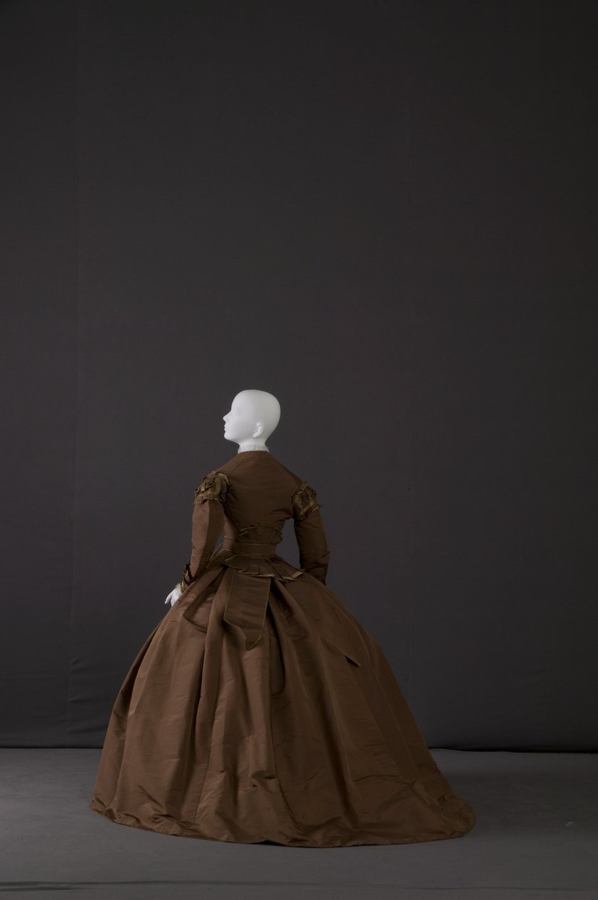 Aussteuerkleid (schräge Rückansicht) von Unknown artist
