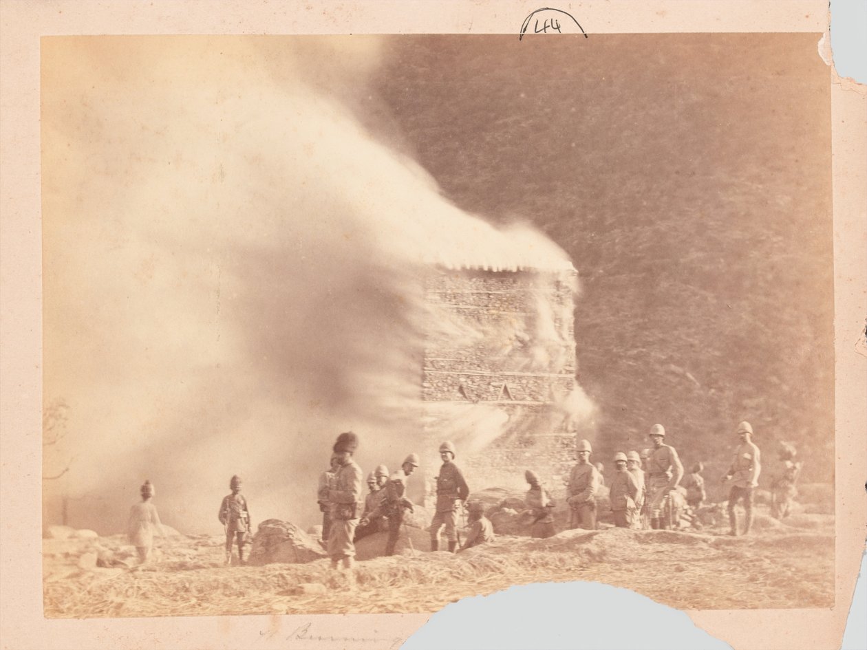 Verbrennung einer Siedlung, Black Mountain Expedition von Unknown photographer