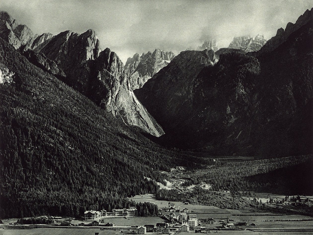 Die Stadt Dobbiaco in den Dolomiten von Unknown photographer