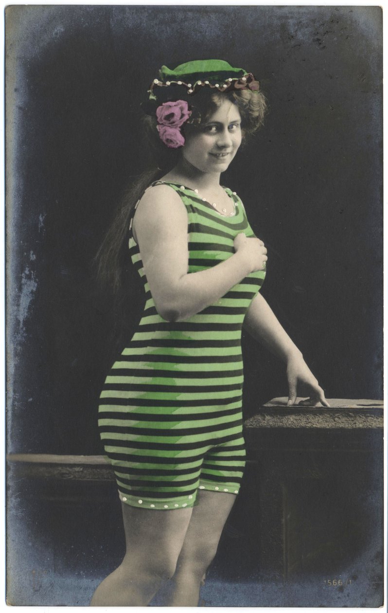 Frau in Badeanzügen, ca. 1910 (Postkarte) von Unknown photographer