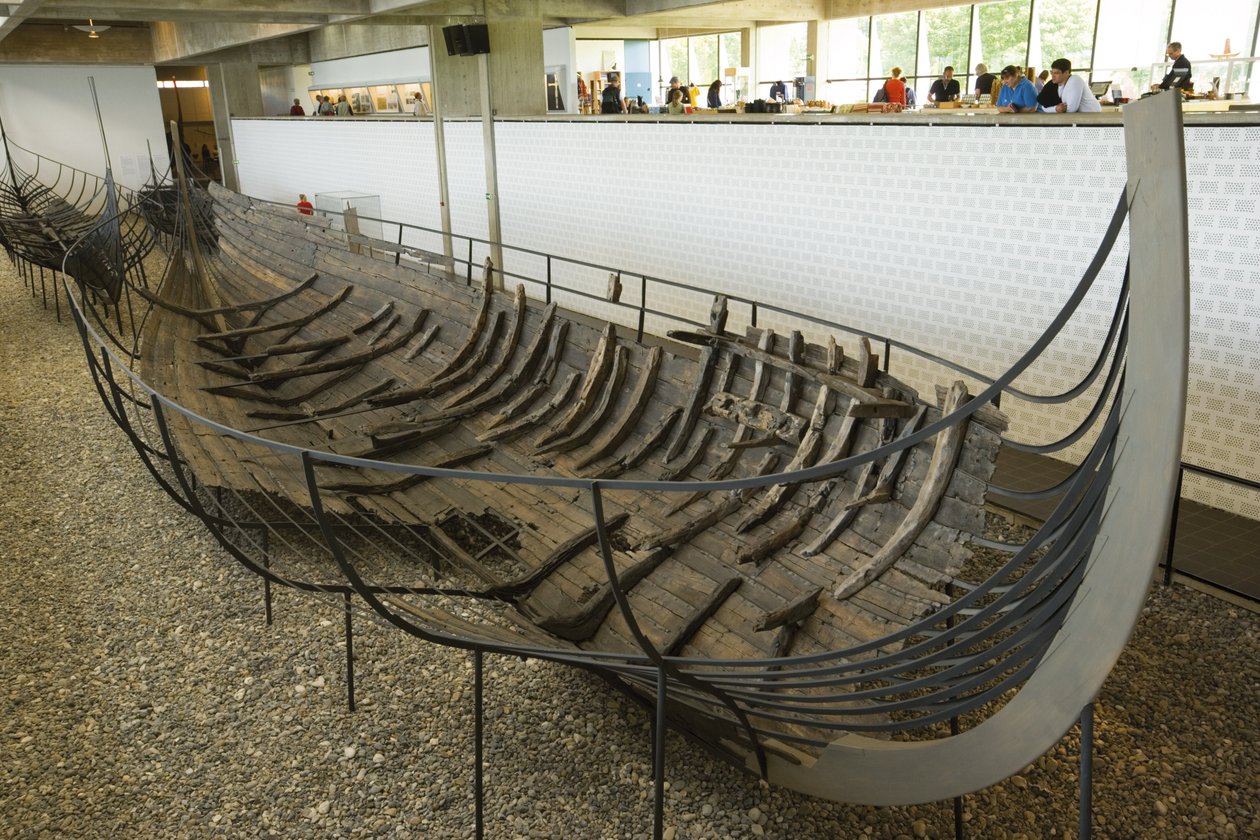 Ein erhaltenes und rekonstruiertes Langboot von Viking