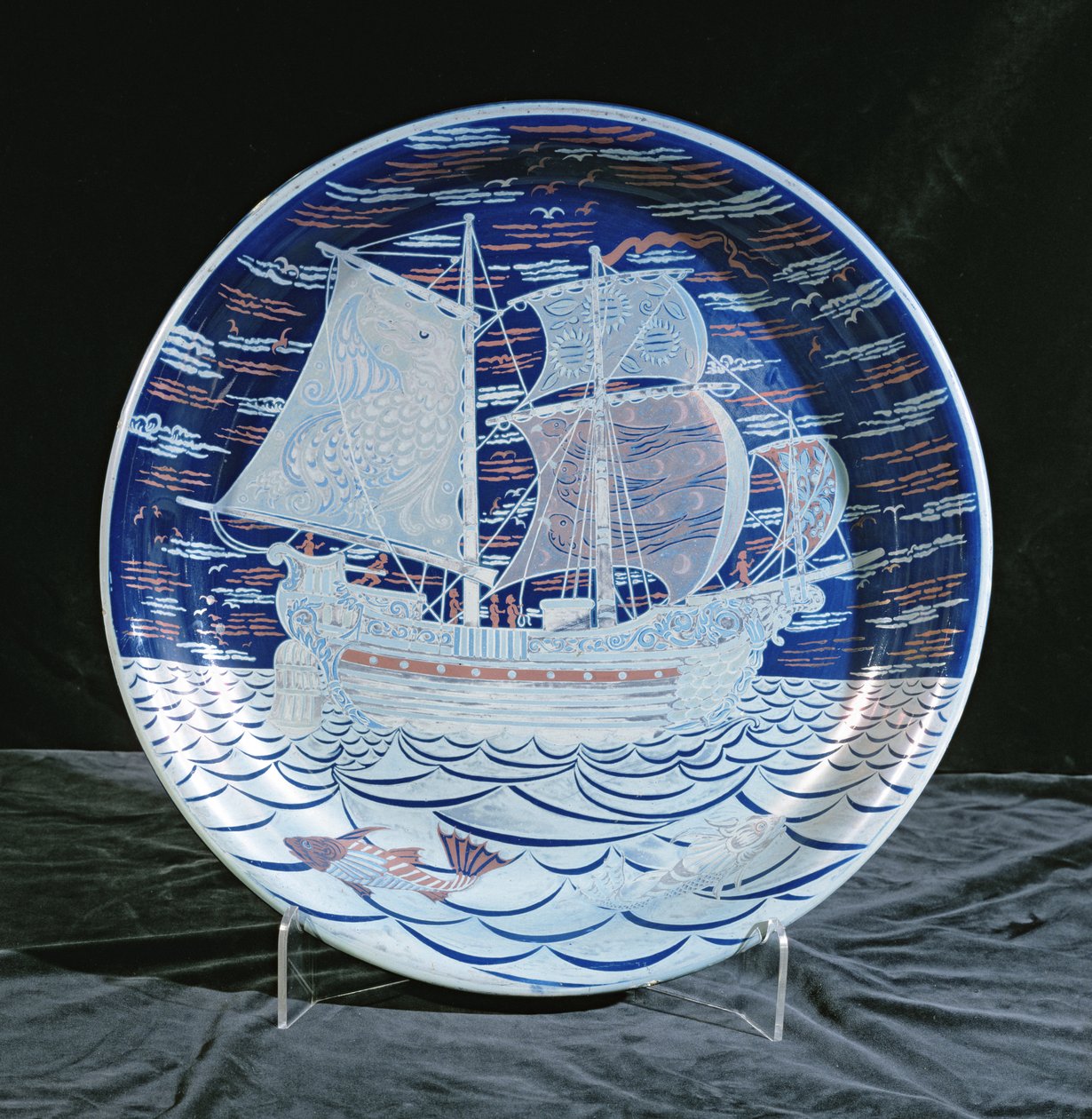 Ladegerät mit Silberglanz und einer Galeone, die auf einem Silberglanzmeer segelt von William de Morgan