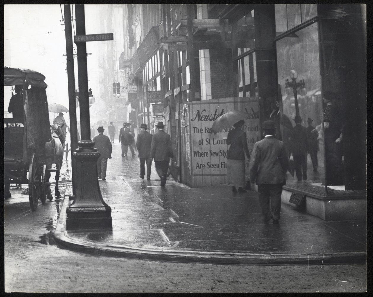 Schwarzweißfotografie von Fußgängern, die bei Regen auf der Washington Avenue gehen von William G. Swekosky