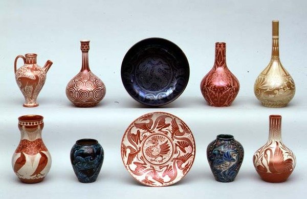 Auswahl an Lüsterware von William de Morgan