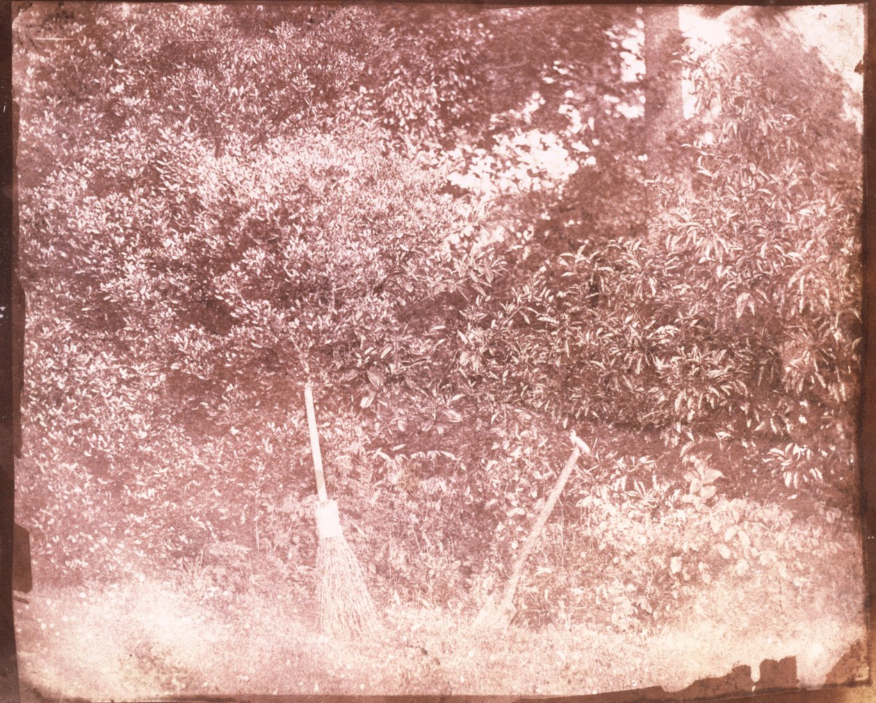 Besen und Spaten, 1842 von William Henry Fox Talbot