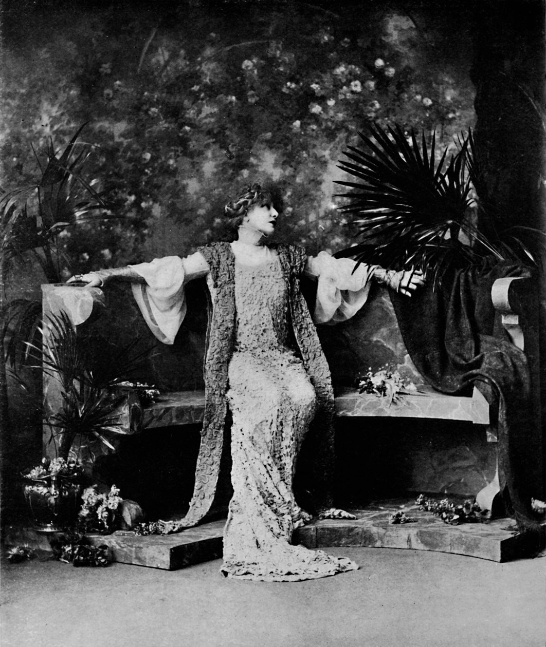 Madame Sarah Bernhardt, 1914 von William and Daniel Downey