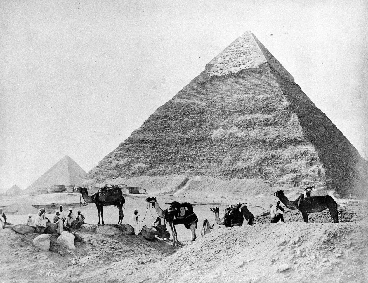 Eine Karawane von Kamelen vor den Pyramiden von Gizeh, späte 1870er Jahre von Zangaki Brothers