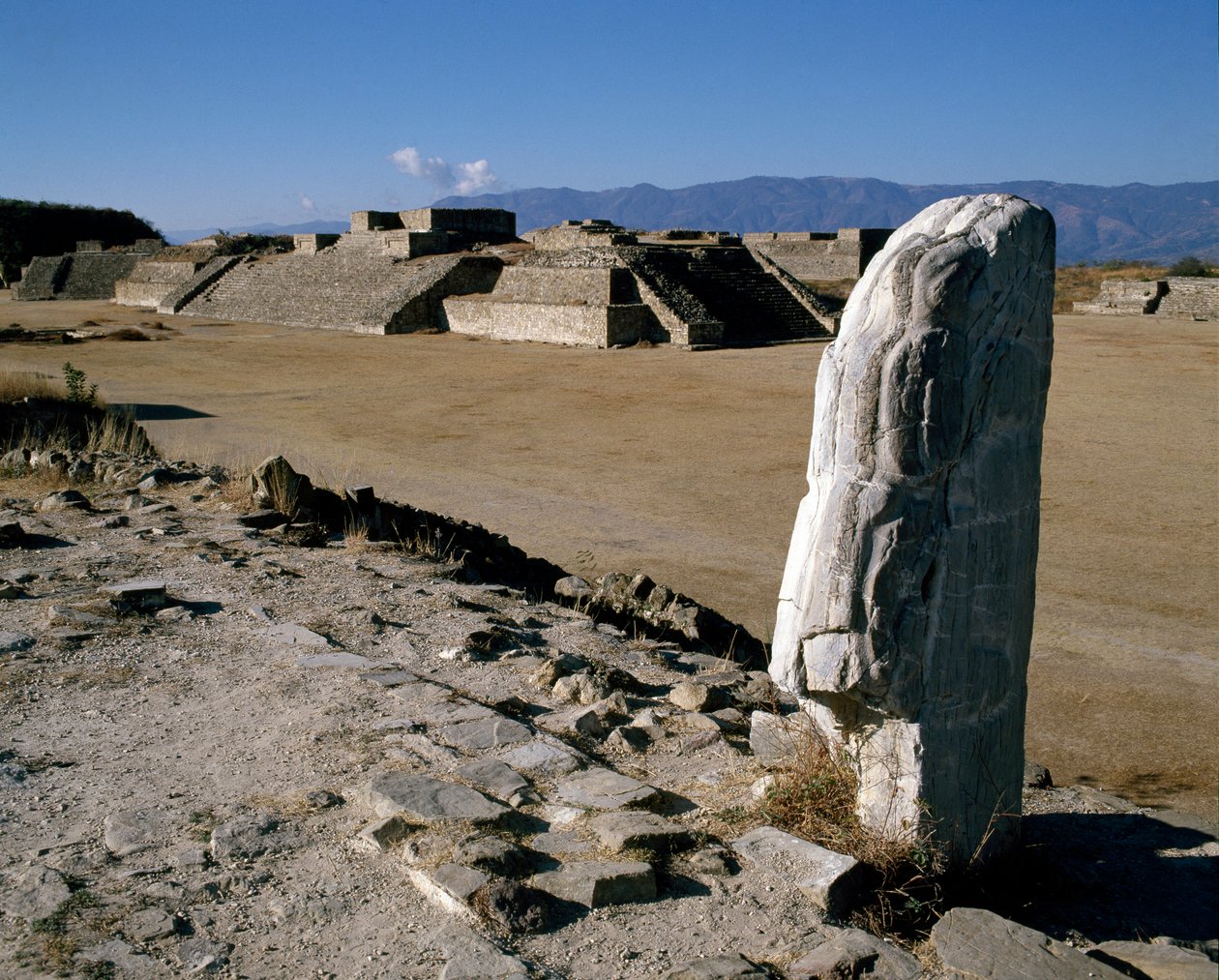 Ansicht der Monumente I, H, G von Zapotec Zapotec