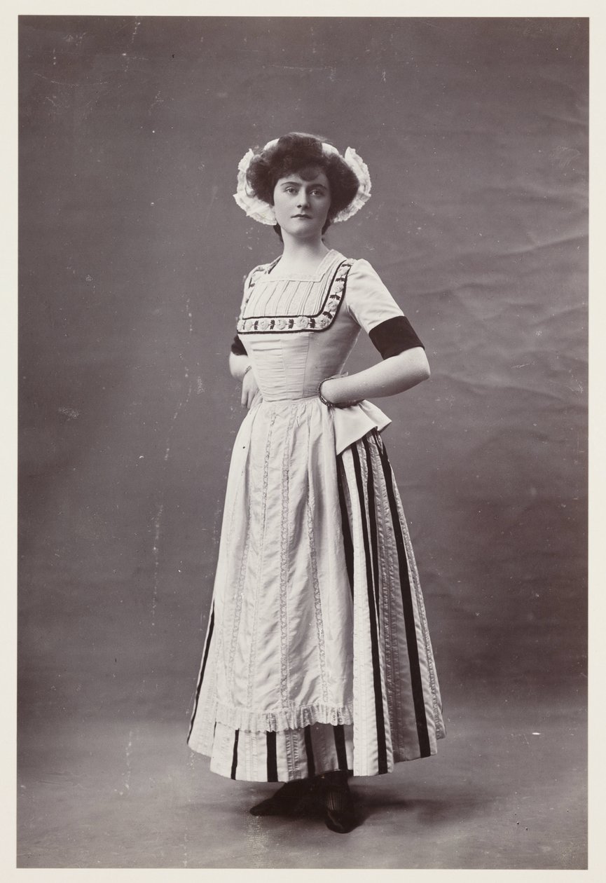 Edwardianisches Porträt, Frau im Kleid des 18. Jahrhunderts von John Pardon