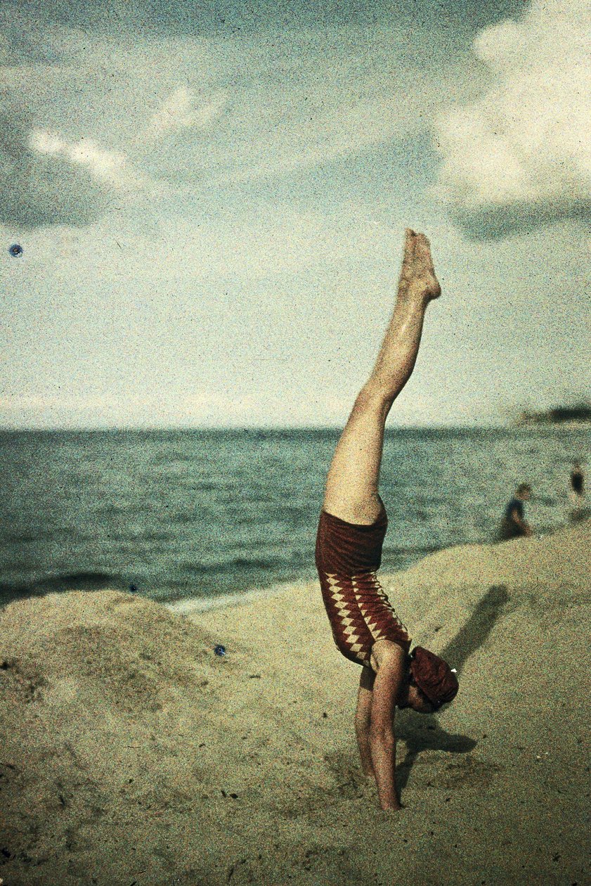 Eva macht einen Handstand, um 1920er von Frederick (attr. to) Barnard