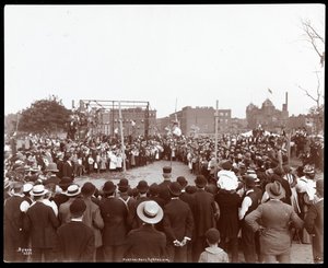 Menschenmenge beobachtet einen Stabhochspringer im Hudson Bank Gymnasium und Spielplatz, 53rd Street und 11th Avenue, New York, 1898