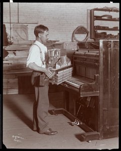 Mann arbeitet in der Hardman, Peck und Co. Klavierfabrik, New York, 1907