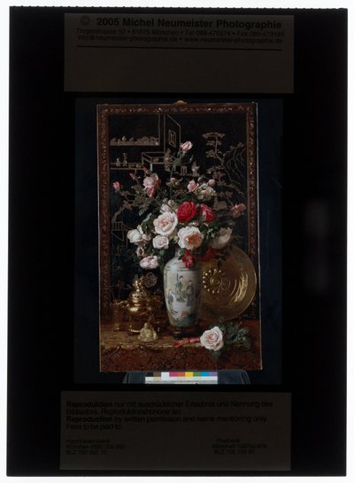 Rosenstrauß in einer chinesischen Rouleau-Vase von Alexis Kreyder