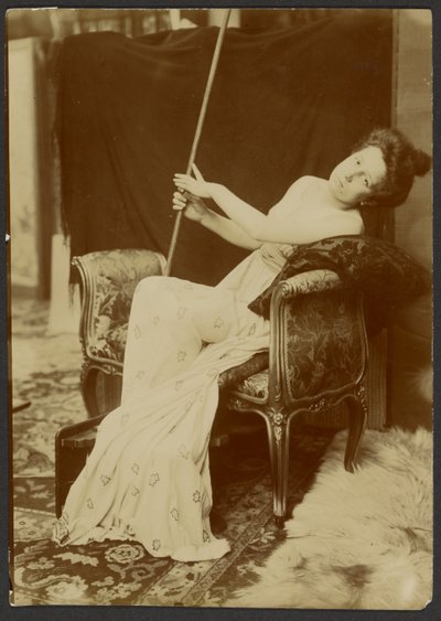 Frau modelliert auf einer Bank von Alphonse Maria Mucha