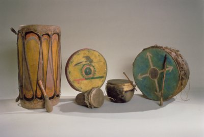Eine Sammlung von amerikanischen Indianertrommeln von American School