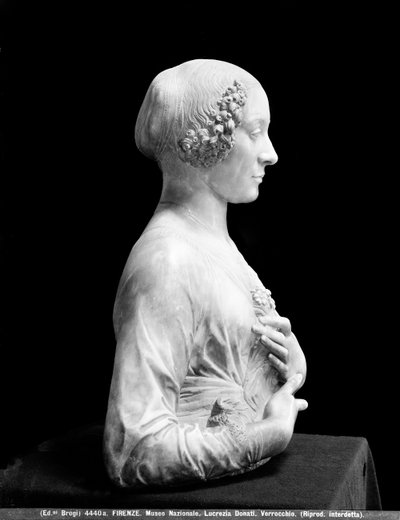 Dame mit einem Blumenstrauß (Marmor) von Andrea del Verrocchio