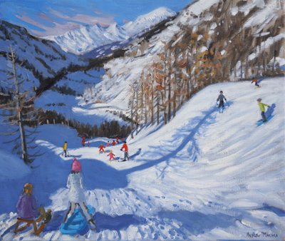 Schatten einer Tanne und Skifahrer in Tignes, 2014 von Andrew Macara