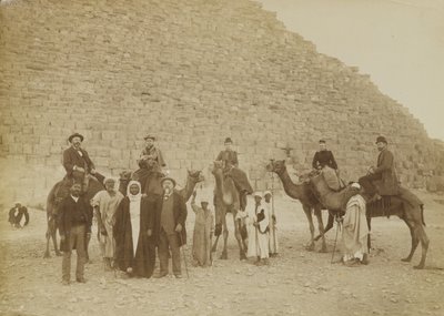 Familie von Touristen in Gizeh, Ägypten von Antonio Beato