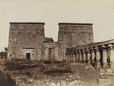 Philae, Ansicht des Pylons mit Säulen von Antonio Beato