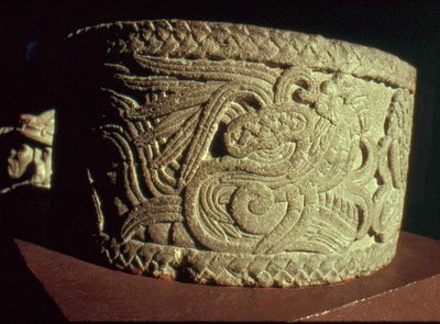Urne mit gefiederter Schlange von Aztec