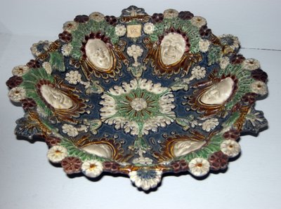 Schale mit grotesken Gesichtern (Faience) von Bernard Palissy
