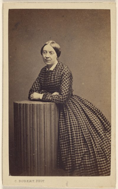 Unbekannte Frau, die sich auf eine falsche Säule lehnt von C. Robert