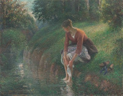 Frau, die ihre Füße in einem Bach badet von Camille Pissarro